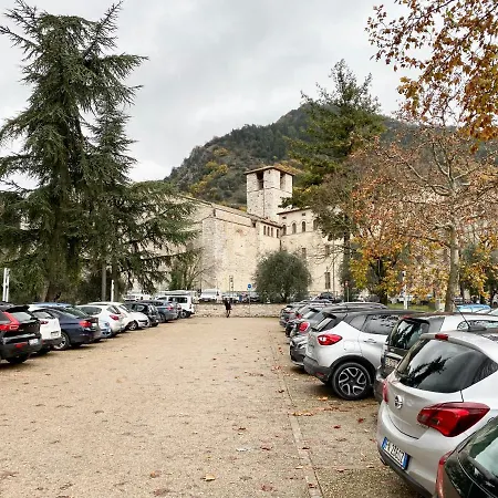 Red House-nel Cuore Medievale Di *