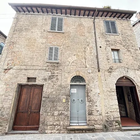 Red House-nel Cuore Medievale Di *
