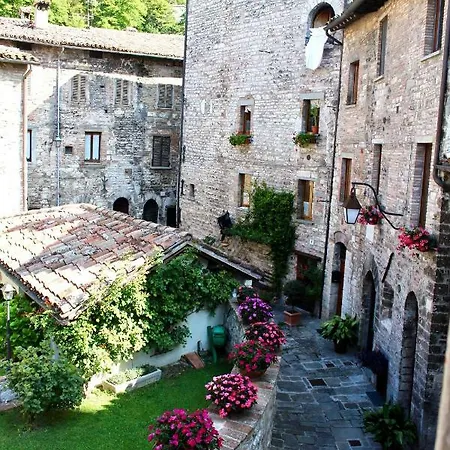Red House-nel Cuore Medievale Di Gubbio
